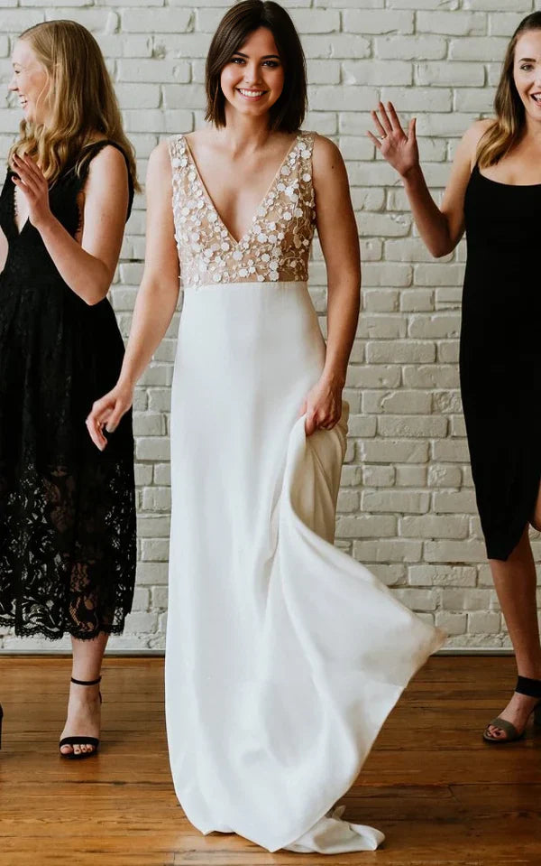 Vestido de novia sencillo de satén con escote en V, espalda baja y apliques en forma de A